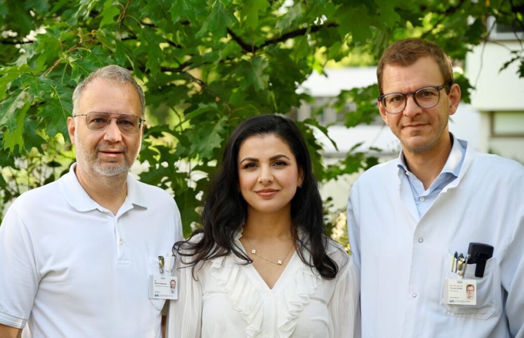 Das Leitungsteam des Zentrums für Hämatologische Neoplasien lächelt in die Kamera.