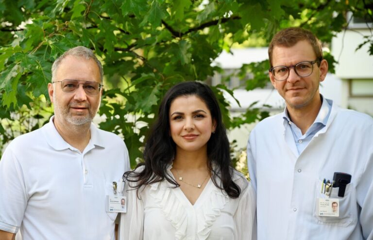 Das Leitungsteam des Zentrums für Hämatologische Neoplasien lächelt in die Kamera.