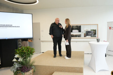 Die Moderatorin führt auf der Bühne ein Interview mit Dipl.- Ing. Bernhard Marte von Marte.Marte Architekten ZT
