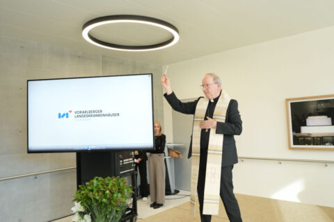 Bischof Dr. Benno Elbs hebt die Hand zur feierlichen Segnung der neuen Räumlichkeiten.