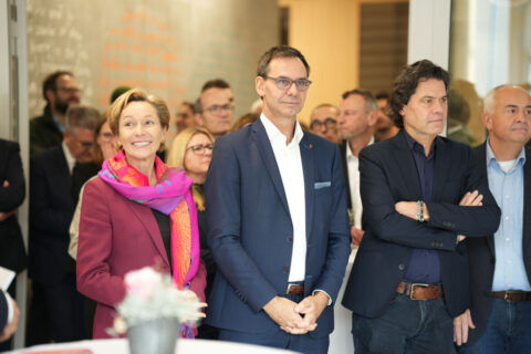 Gesundheitslandesrätin Martina Rüscher, MBA MSc und Landeshauptmann Mag. Markus Wallner stehen nebeneinander und verfolgen aufmerksam das Geschehen auf der Bühne.