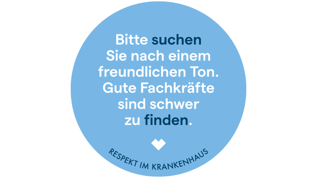 Blauer runder Aufkleber der Initiative „Respekt im Krankenhaus“ mit der Aufschrift „Bitte suchen Sie nach einem freundlichen Ton. Gute Fachkräfte sind schwer zu finden."